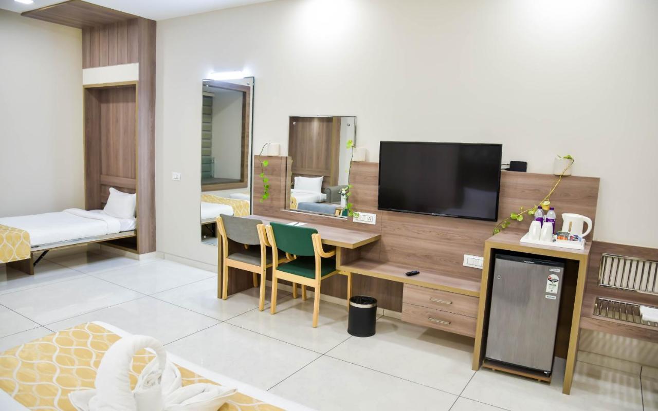 Shree Ganga Smb Hotels Uddzsaín Kültér fotó