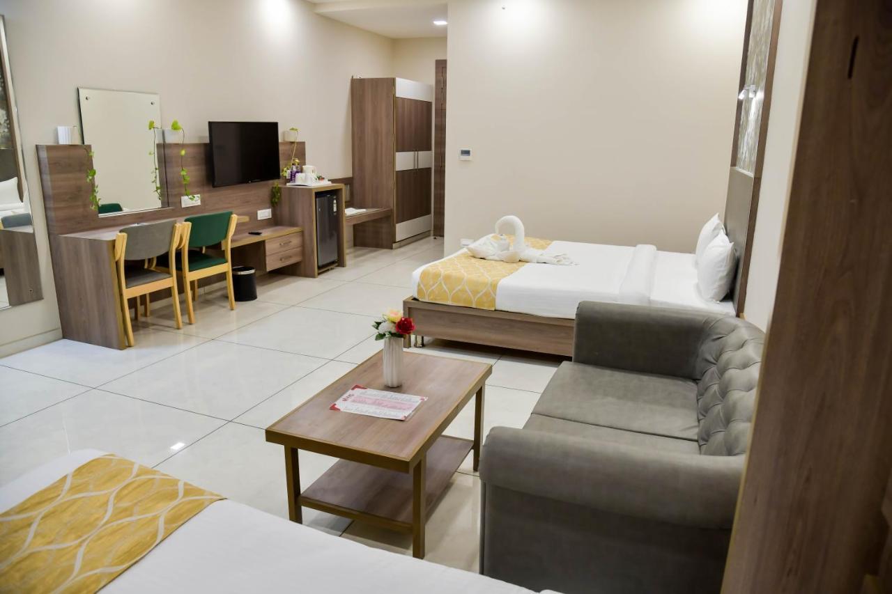Shree Ganga Smb Hotels Uddzsaín Kültér fotó