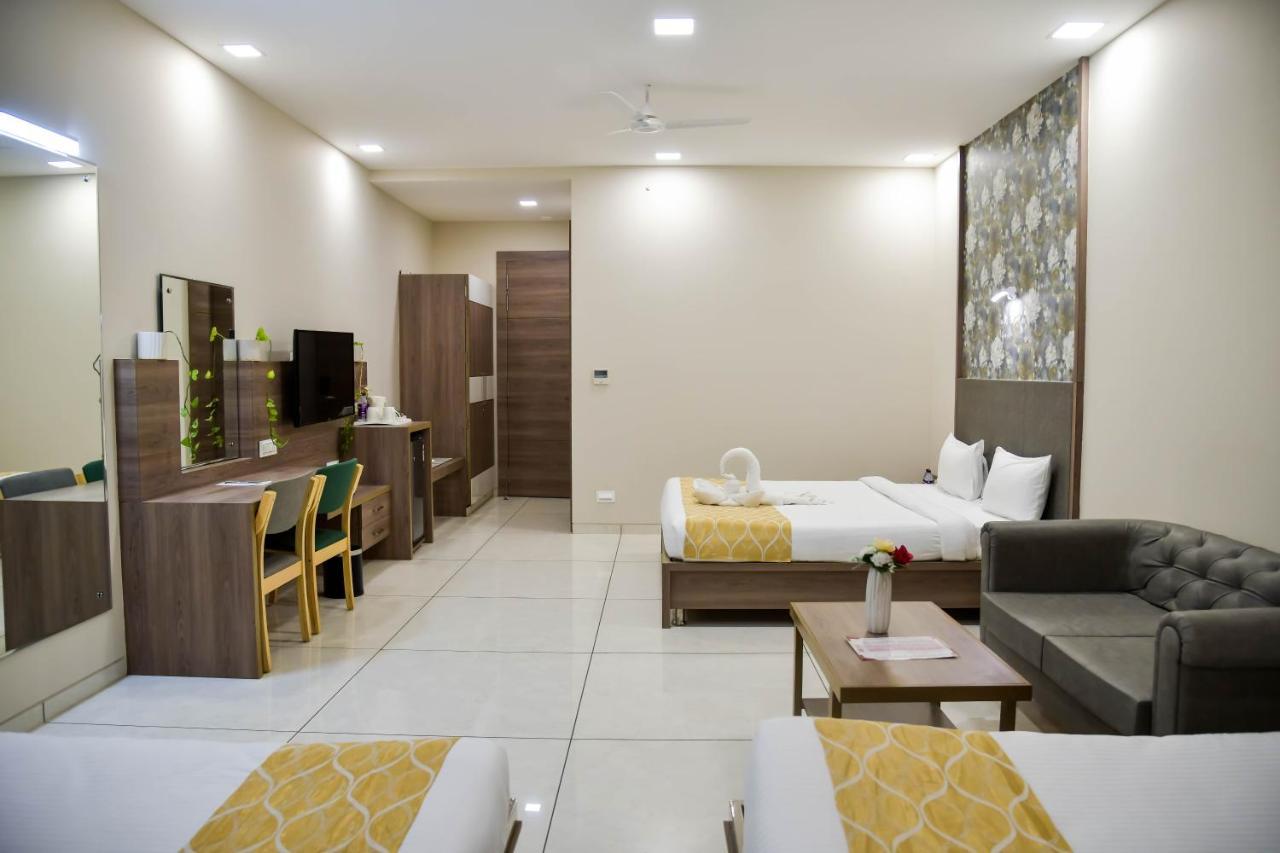 Shree Ganga Smb Hotels Uddzsaín Kültér fotó